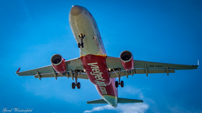 Vietjet A320 overhead